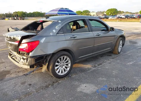 2012 Chrysler 200 Lx z USA, uszkodzony, nr VIN 1C3CCBAB9CN191817